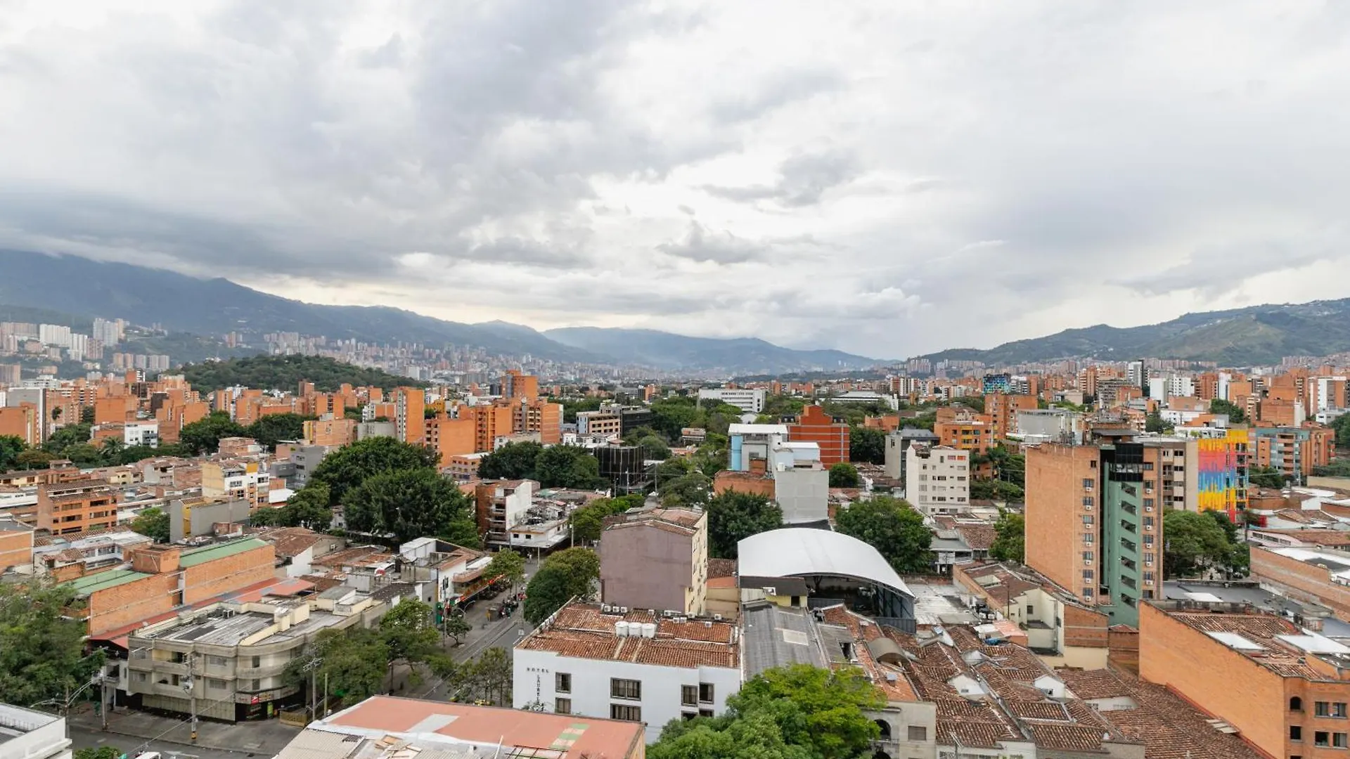 New Comfortable Laureles Apartment Medellín