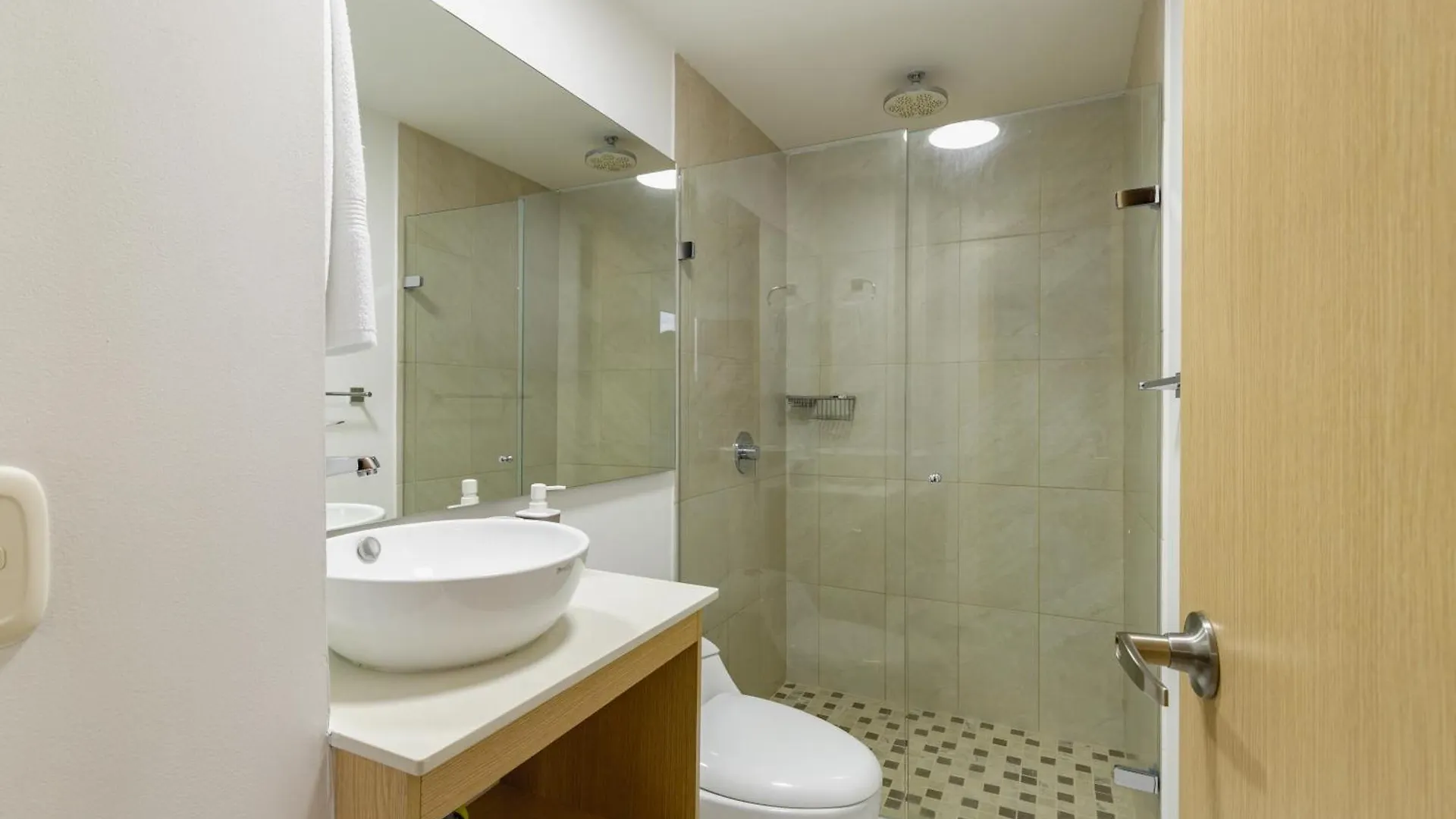 New Comfortable Laureles Apartment Medellín