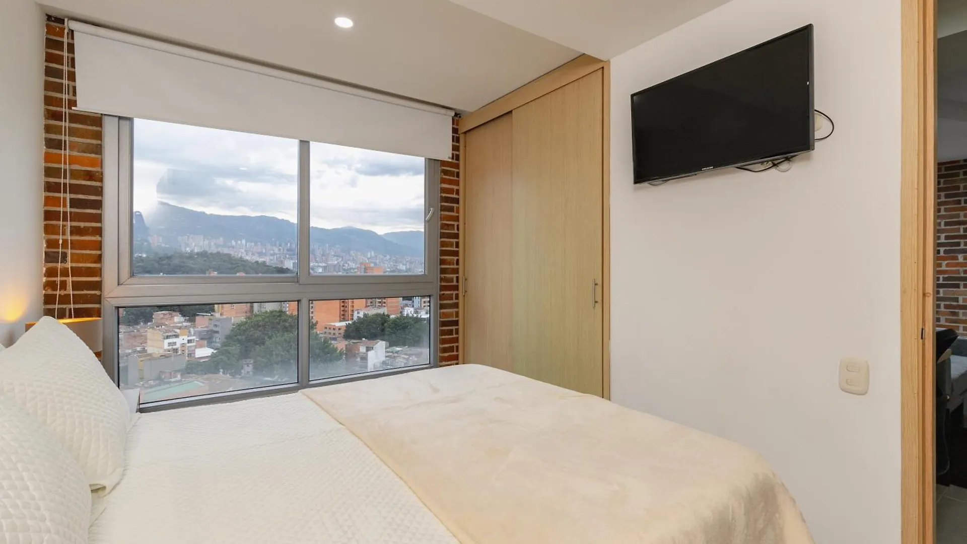New Comfortable Laureles Apartment Medellín