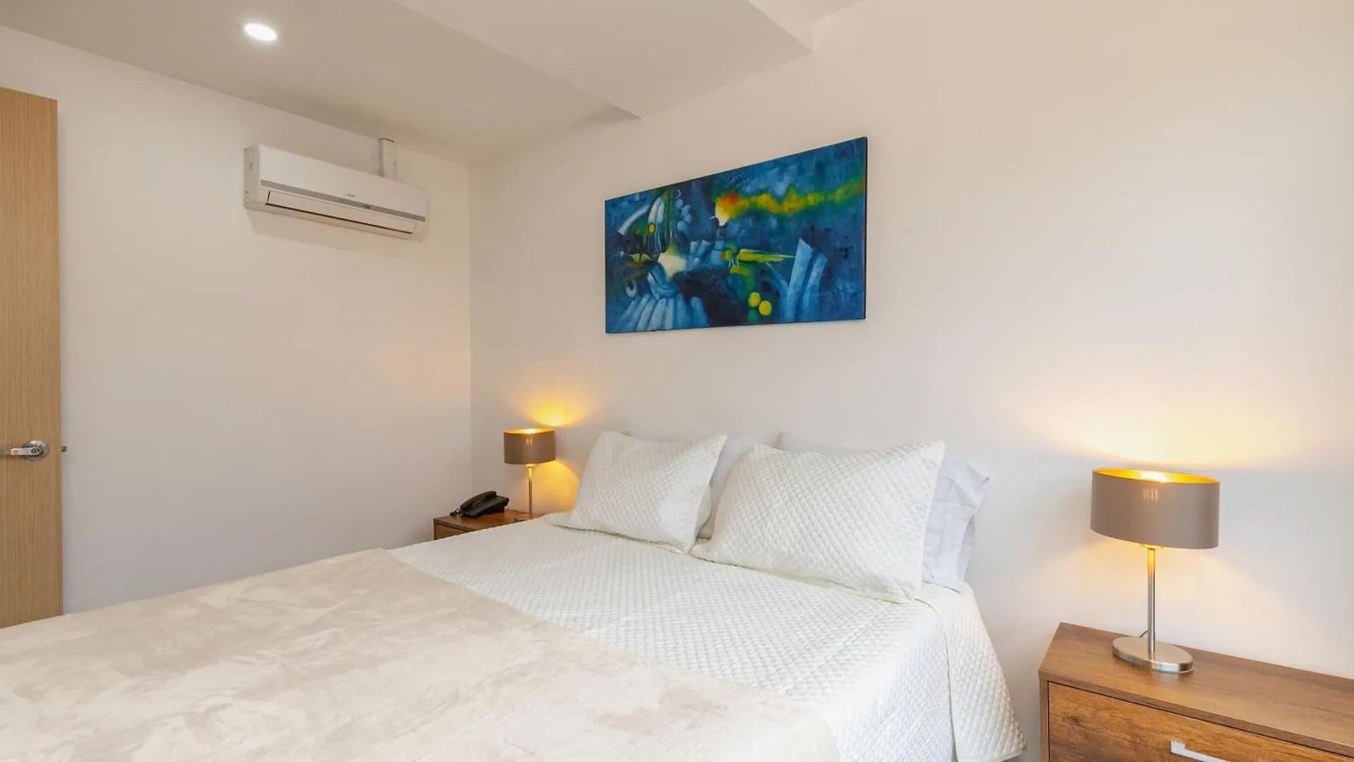 New Comfortable Laureles Apartment Medellín