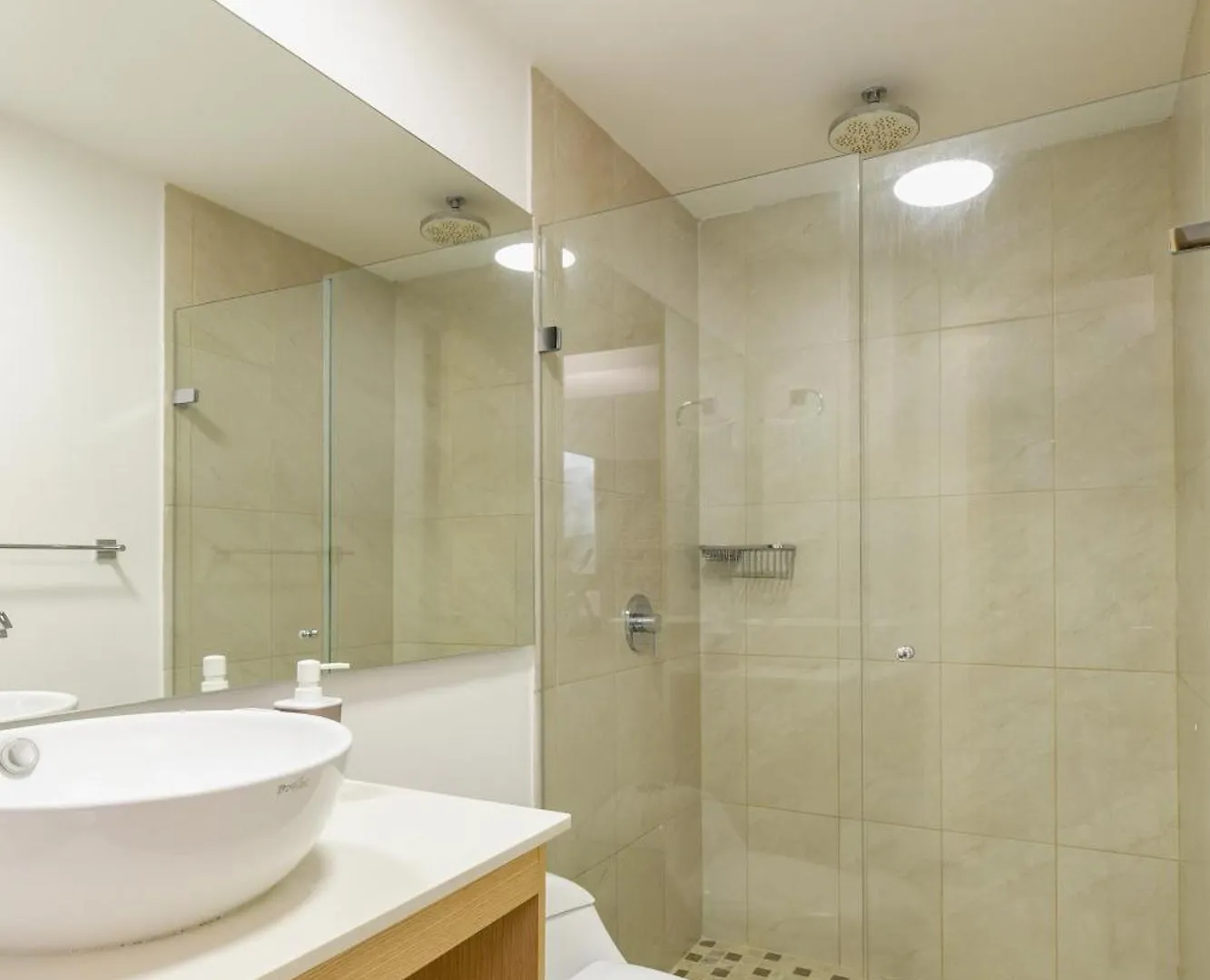 New Comfortable Laureles Apartment Medellín