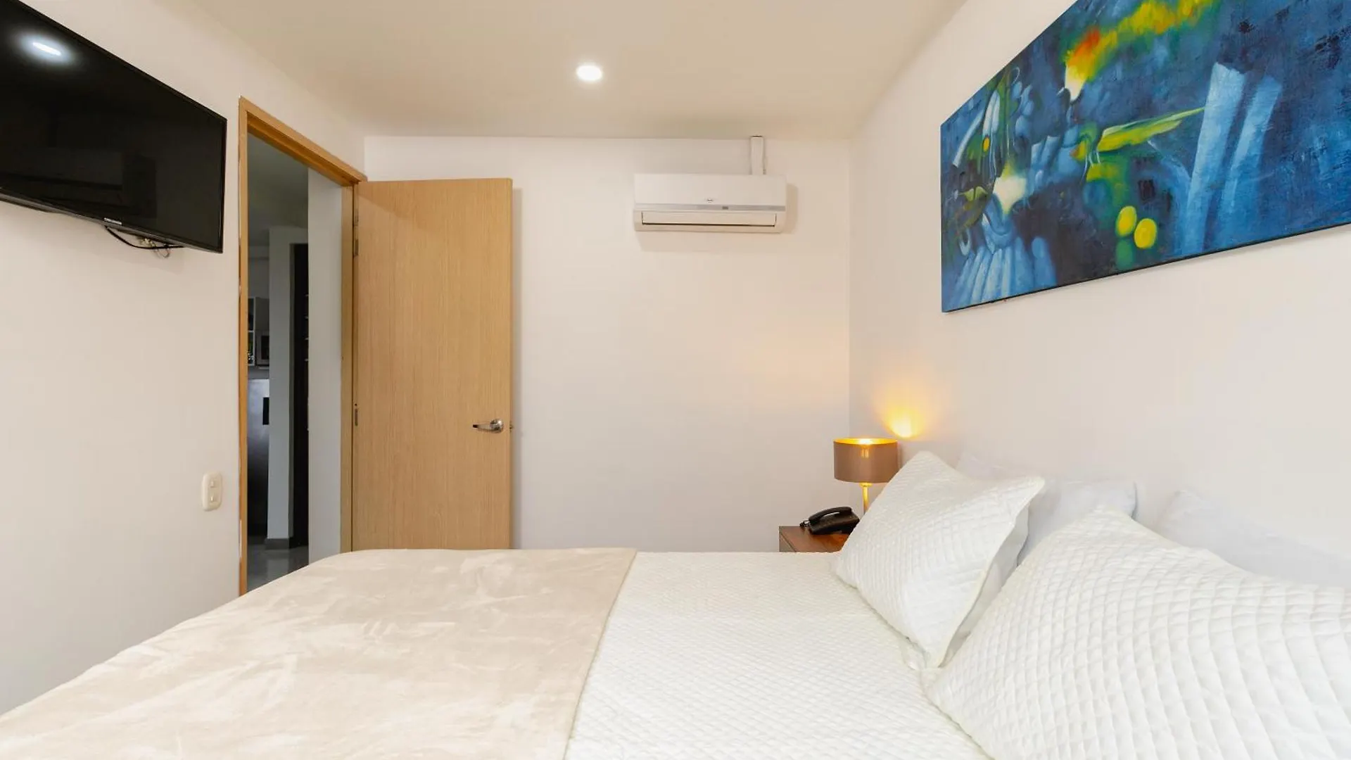New Comfortable Laureles Apartment Medellín